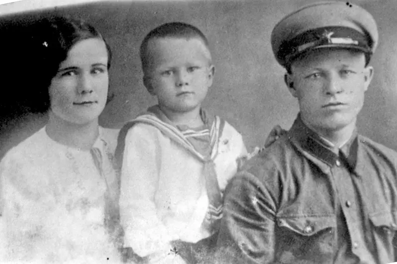 Vladimir Shubarin sebagai kanak-kanak dengan ibu bapa