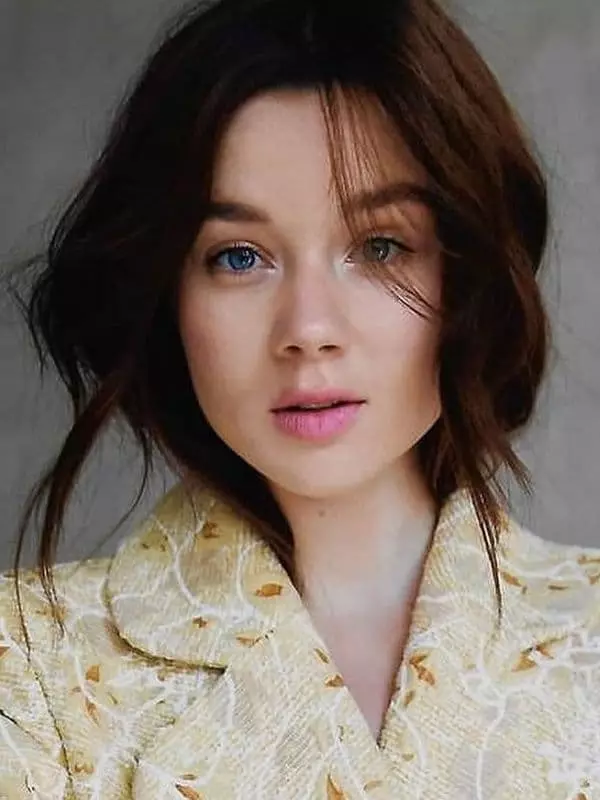 Claudia Jesse - Horse, tus kheej lub neej, Yees duab, xov xwm, "Instagram", British actress 2021