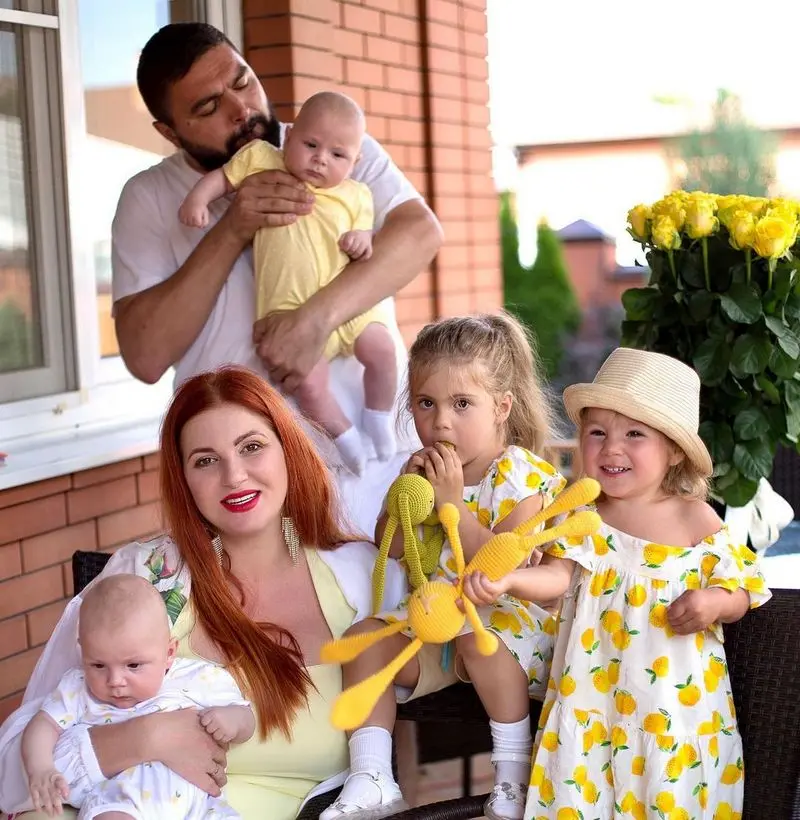 Inna Tlyiashinov con su marido y sus hijos.