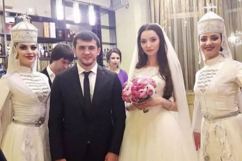 Γάμος Albert Tumemanova και η σύζυγός του