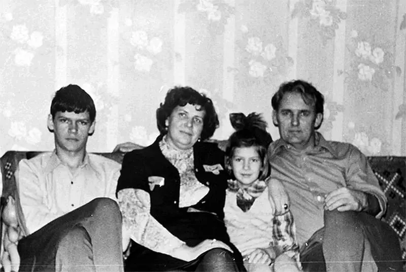 andrei Kyvinov與父母和妹妹的青年