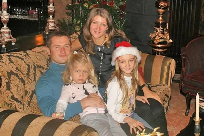 Dmitry Kirichenko ea súa esposa e fillos