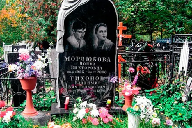 Nonna Mordyukov's Grave