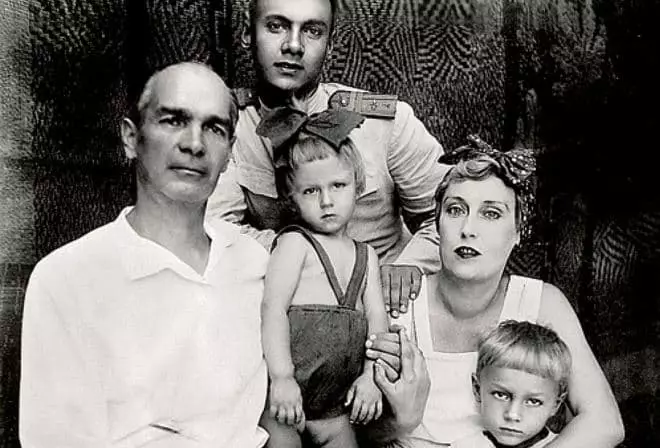 Oleg Yankovsky v detstve (v strede) s rodičmi a seniormi Brothers Rostislav a Nikolai (vpravo)