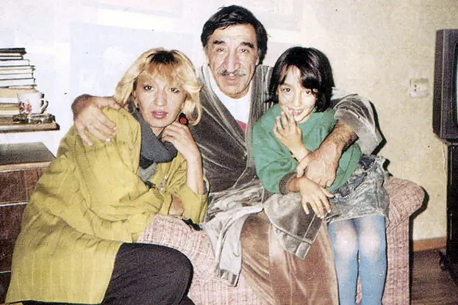 Frunzik Mkrtchyan与她的女儿和孙女