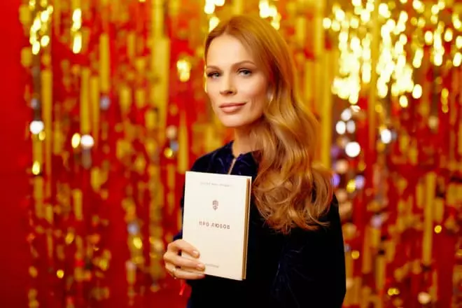 Olga Freimut với một cuốn sách về tình yêu vào năm 2018