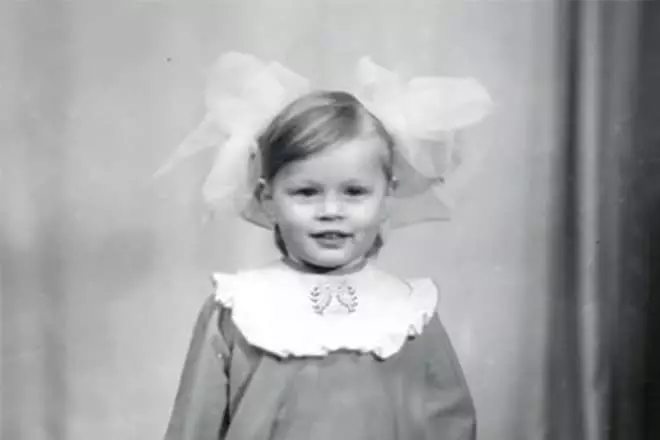 Olga Freymouth khi còn nhỏ