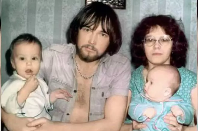 Андрей Чадов с по-млад брат и родители