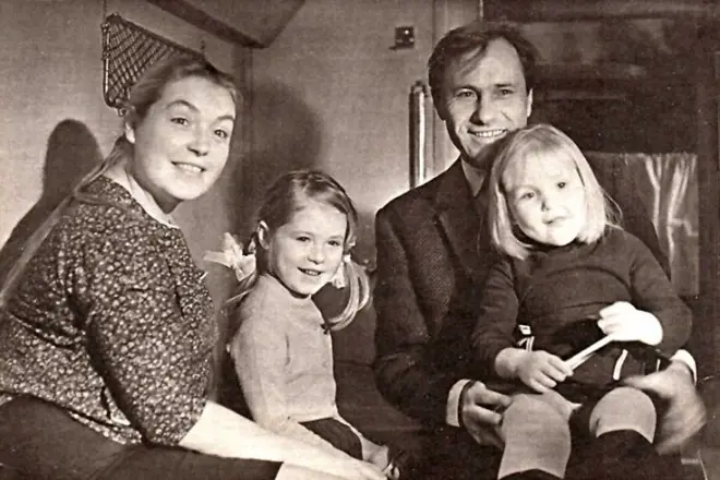 Vasily Shukshin en Lydia Fedosev mei dochters