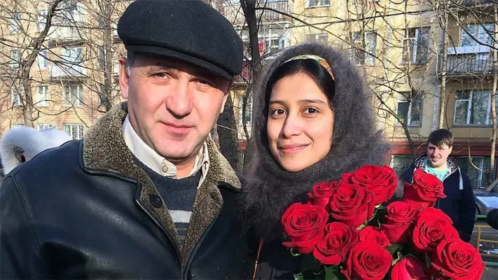 Sergey Putuspalis en Ravshana Kurkova yn 'e searje "en yn ús yard"