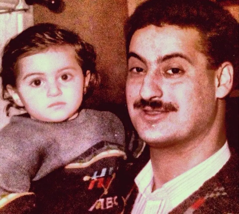 Safael Mishiyev als Kind mit seinem Vater