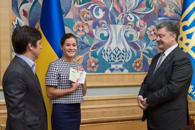 Ukrainako Petroa Poroshenko eskuak Mary Gaidar Pasaportearen Ukrainako herritarrak