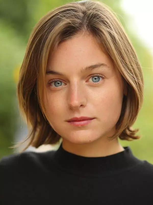 Emma Corrin - φωτογραφία, βιογραφία, προσωπική ζωή, νέα, ηθοποιός 2021