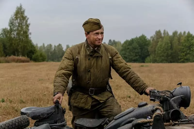 Сергій Безруков в ролі Івана Старчака (кадр з фільму «Подільські курсанти»)