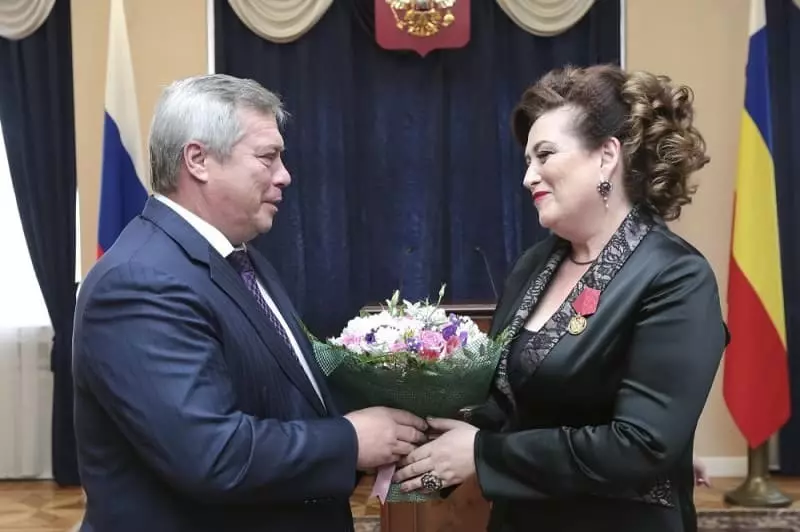तात्याना Bykovskaya और राज्यपाल Vasily Golubev