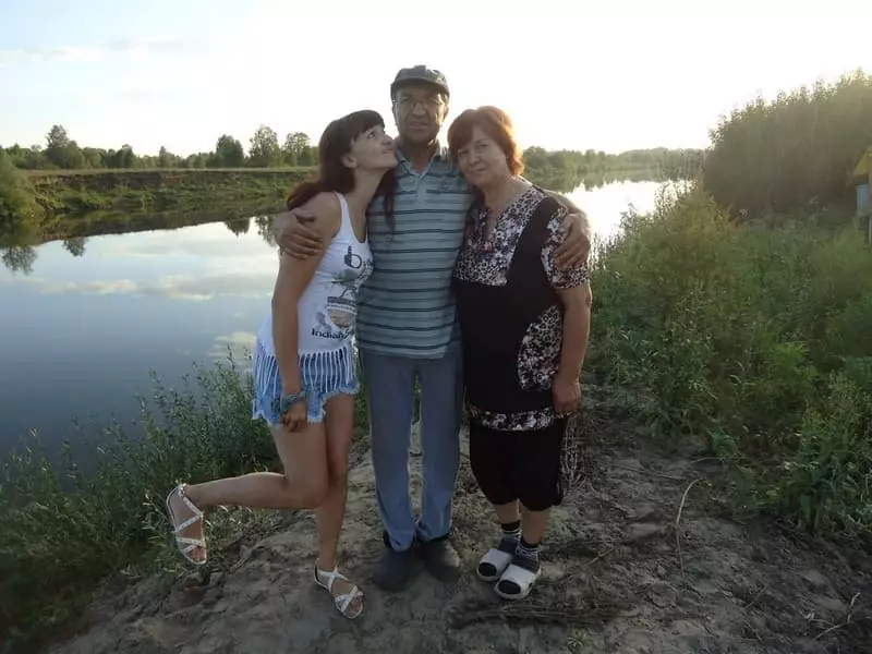 Anastasia Shugeni sa roditeljima
