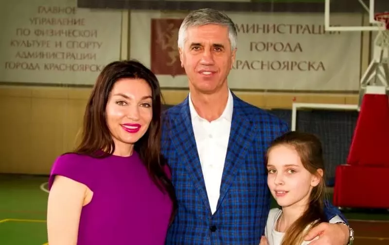 Anatoly stieren met zijn vrouw en dochter