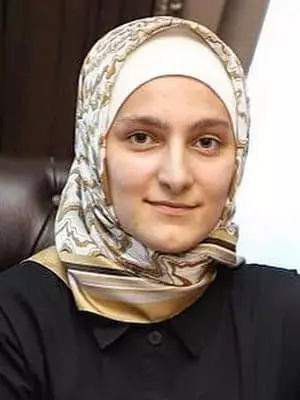 Aishat Kadyrov - Wêne, Biyografî, Jiyana Kesane, Nûçe, Keça Ramzan Kadyrov 2021