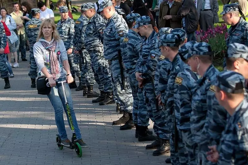 Maria Baronova op scooter