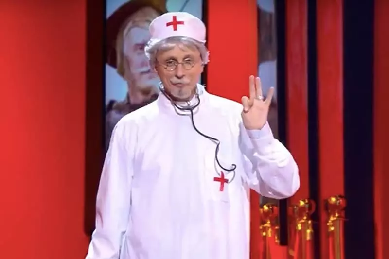 Vadim Galygin as Dr. Aibolita yn 'e show "Tank God, jo kamen!"