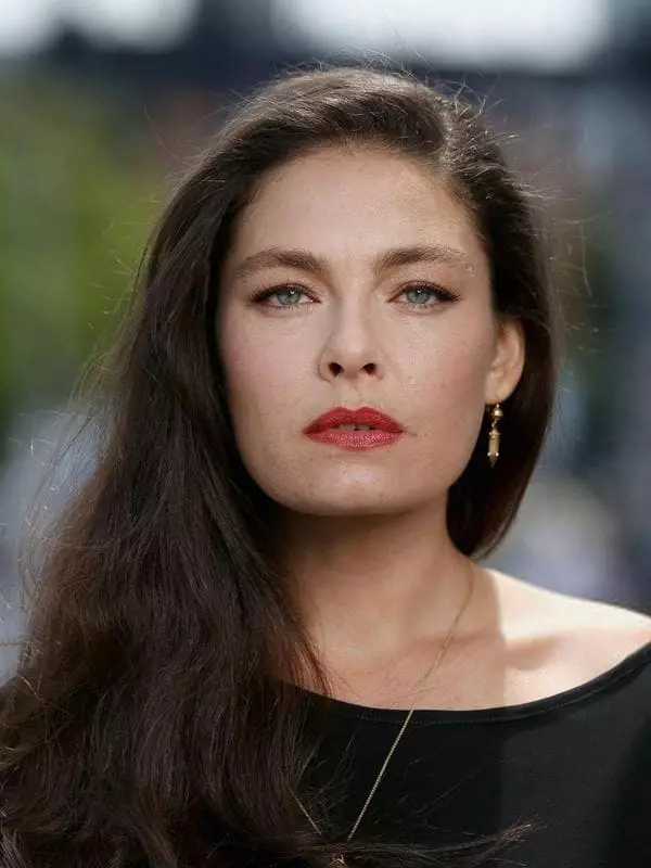 Alex Davalos - Photo, Biyografi, lavi pèsonèl, Nouvèl, aktris 2021