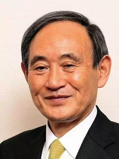 Yoshihide Sigo - argazkia, biografia, bizitza pertsonala, berriak, Japoniako lehen ministroa 2021