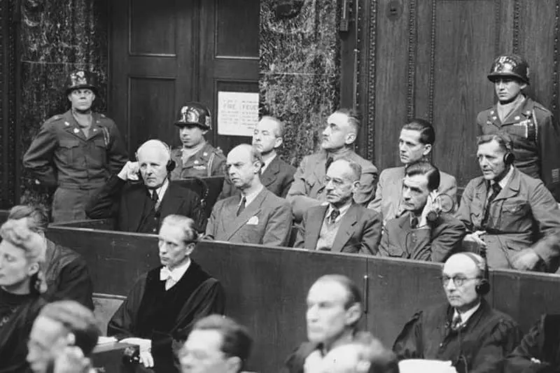 Walter Shellenberg v procesu Nürnberg (druga desna v zadnji vrsti)