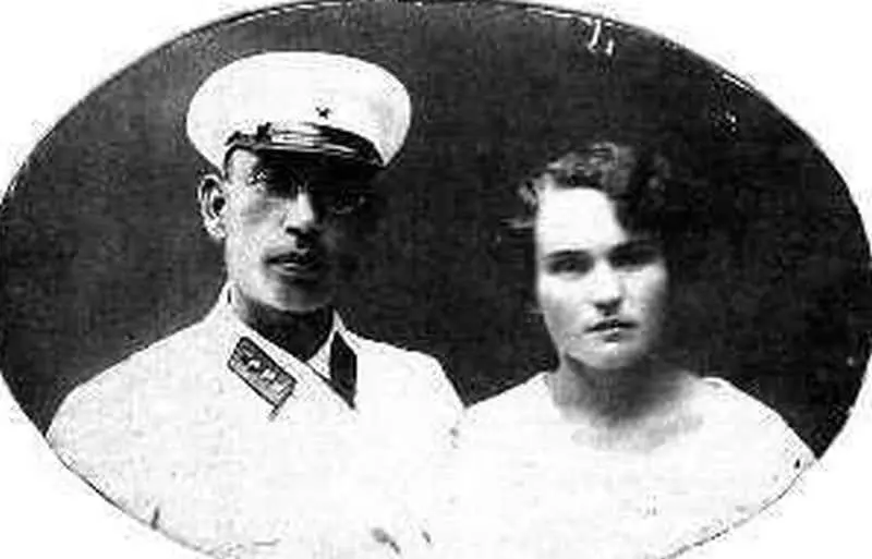 Andrei Vlasov و همسر آنا Mikhailovna