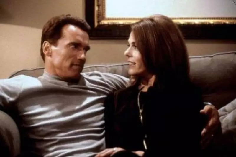 D'Rita Wilson an den Arnold Schwarzenegger am Film "Chrëschtdag Kaddo"