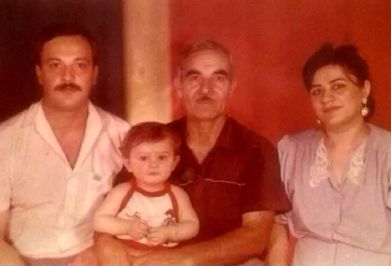 Togrul aliyev jako dítě s rodinou
