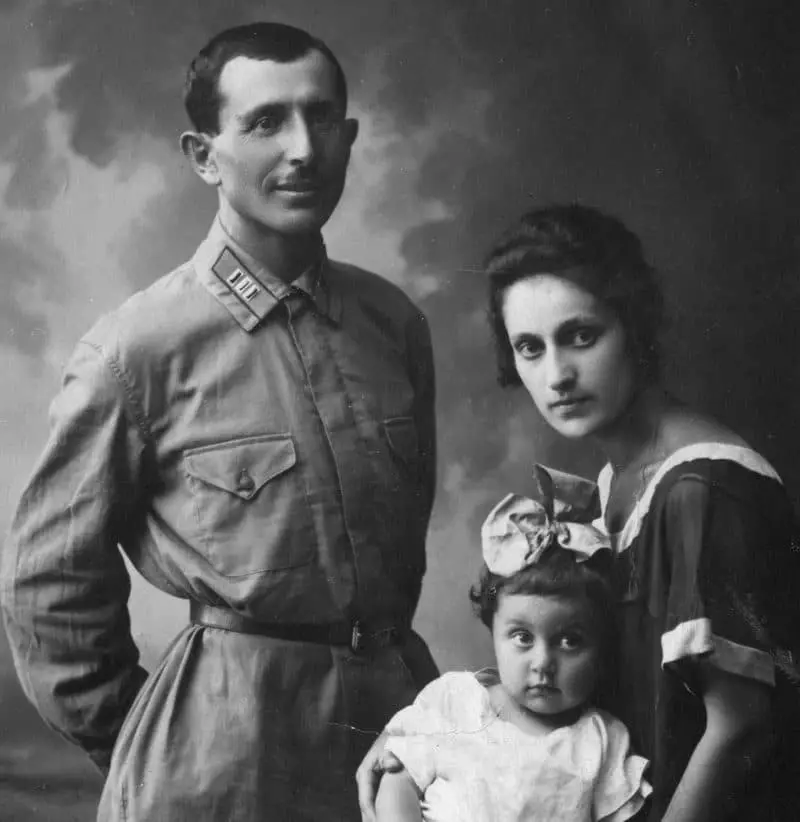 Ivan Bagramyan jaunimo su savo žmona ir dukra