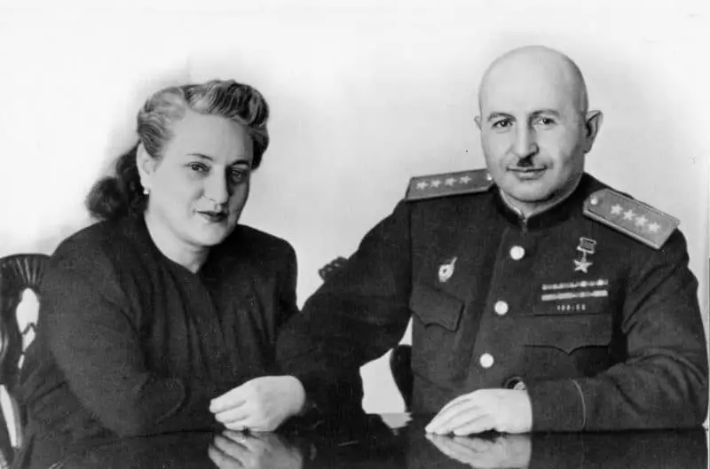 Иван Баграмиан и његова супруга Тамара Амаиковна