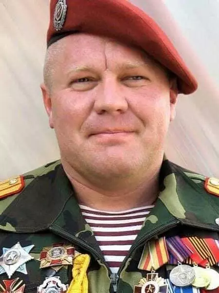 Dmitry Pavlichenko - Foto, biografi, jeta personale, lajme, ex-komandant koleksion 2021