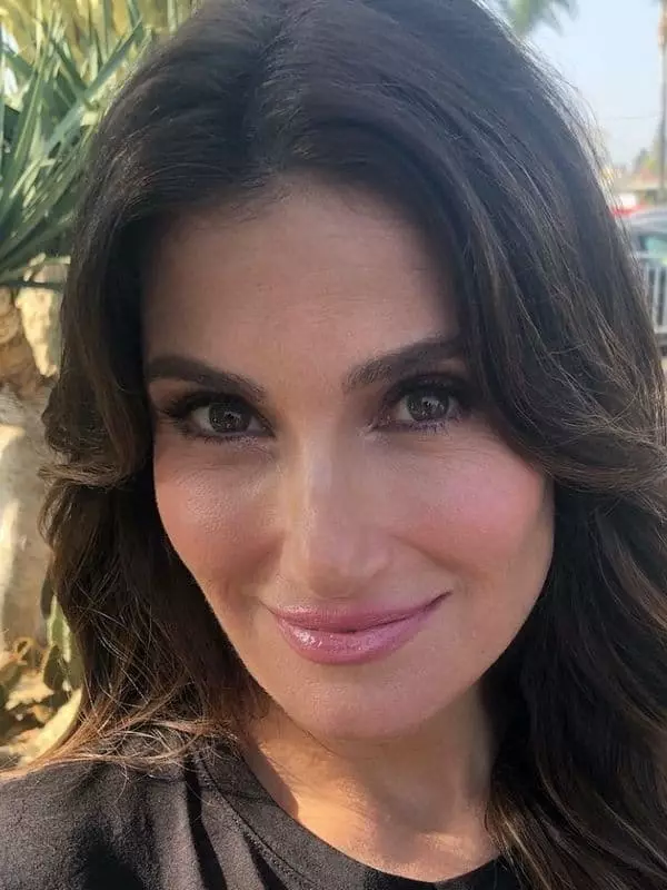 Idina Menzel - foto, biogrāfija, personīgā dzīve, jaunumi, filmas, dziesmas 2021