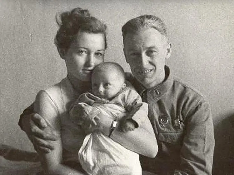 Roman Carmen et la femme de Nina Orlova avec fils