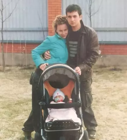 Sasha Zvereva nakon drugog rođenja sa sinom Makar i njenog supruga Ilya