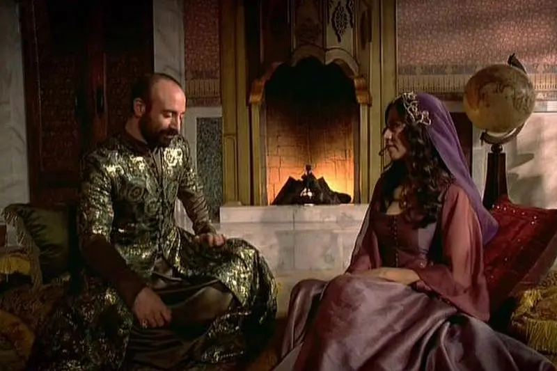 Gulfem Hatun en Suleiman Magnificent (Selenium Ozzyurk en halit Egean yn 'e searje "Magnificuvere ieu")