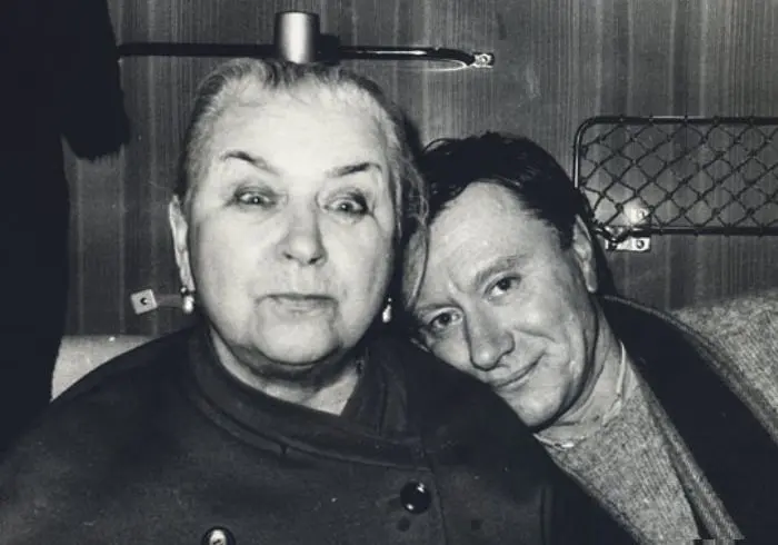 آندره میرونوف با مادر