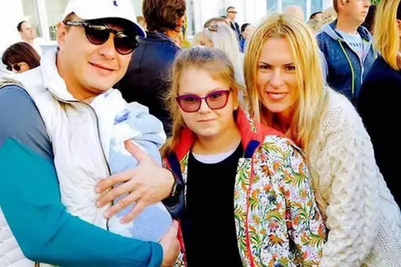 Elizabeth Krutsko un Marat Basharov ar meitu Amelie