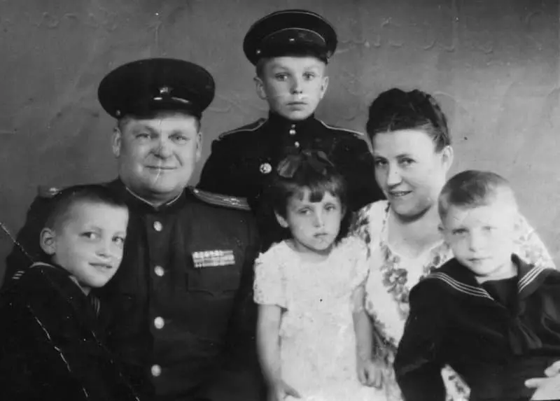 Սերգեյ Ալյոշովը, որդեգրող հայր Միխայիլ Վորոբյովը եւ նրա ընտանիքը