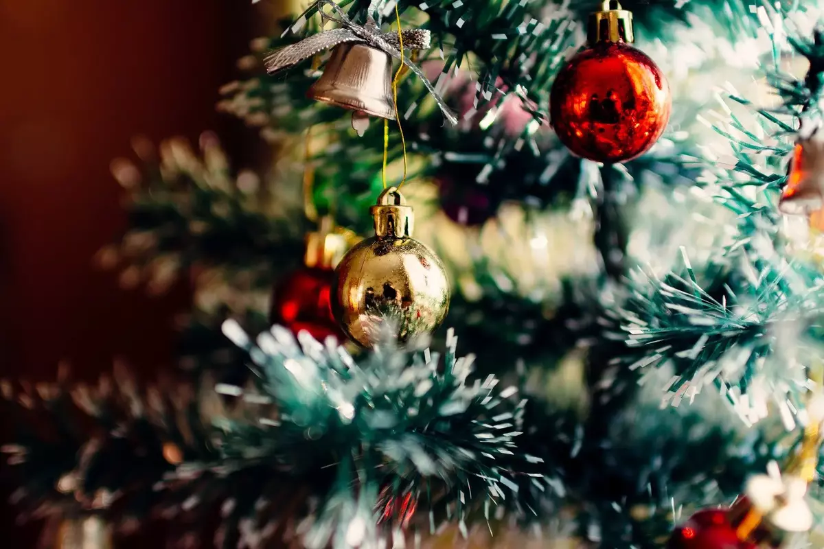 Kepiye dekorasi wit Natal kanggo taun anyar 2021: Bantheng taun, ayu, tindakake dhewe, ide, apik banget, apik banget