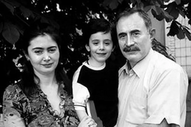 Aslambek Aslakhanov와 그의 아들과 아들