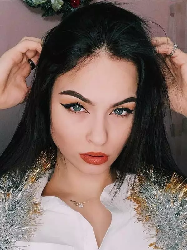 Anastasia Usieva - Foto, biogrāfija, personīgā dzīve, jaunumi, Tiktok 2021