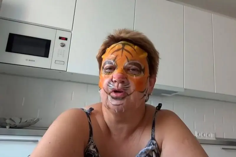 Mom e shkëlqyer në maskë tigër