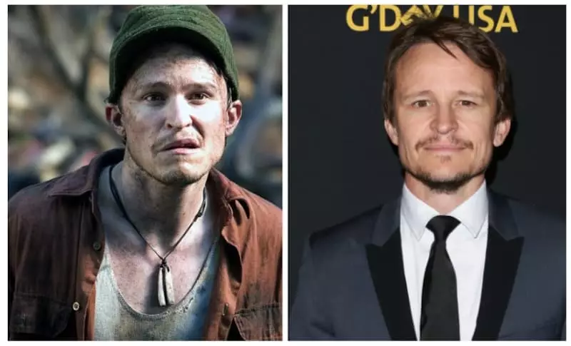 Akteur Damon Herriman tydens verfilming in die film en nou