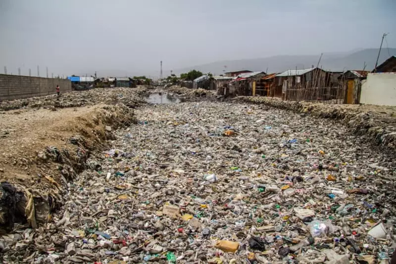 Transformita de la rivero Dump en Haitio (foto: bahare khodabande / https: //www.theguardian.com/)