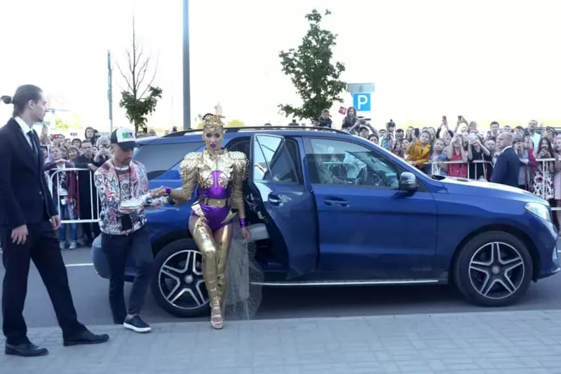Những chiếc xe thích những người biểu diễn Nga