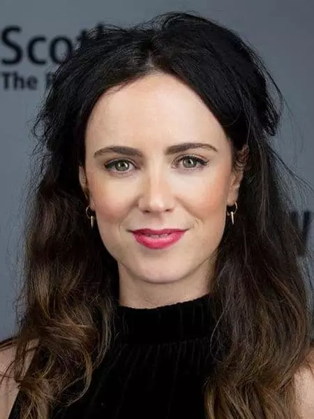 Amy Manson - zdjęcie, biografia, życie osobiste, wiadomości, filmy 2021