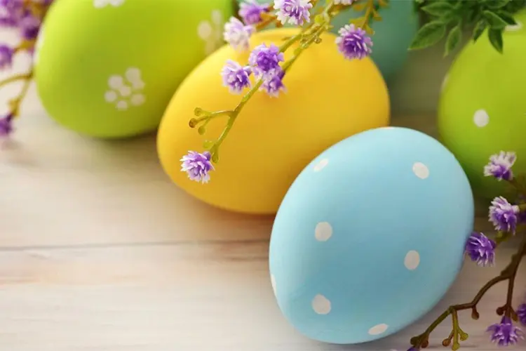 Com pintar ous per a Pasqua: closca de ceba, te, tint, marbre, bell, natural