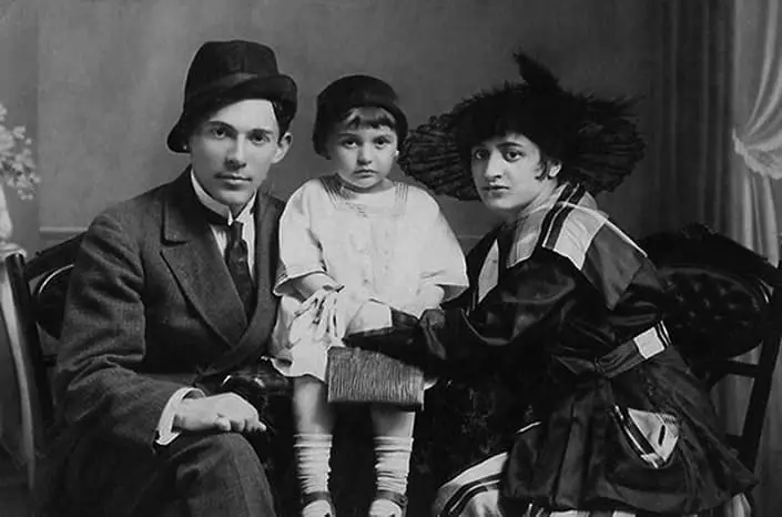 ليونيد الصخور مع زوجته إيلينا وابنتها إديث